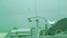 Взрослая медсестра мастурбирует письку сидя в гинекологическом кресле 