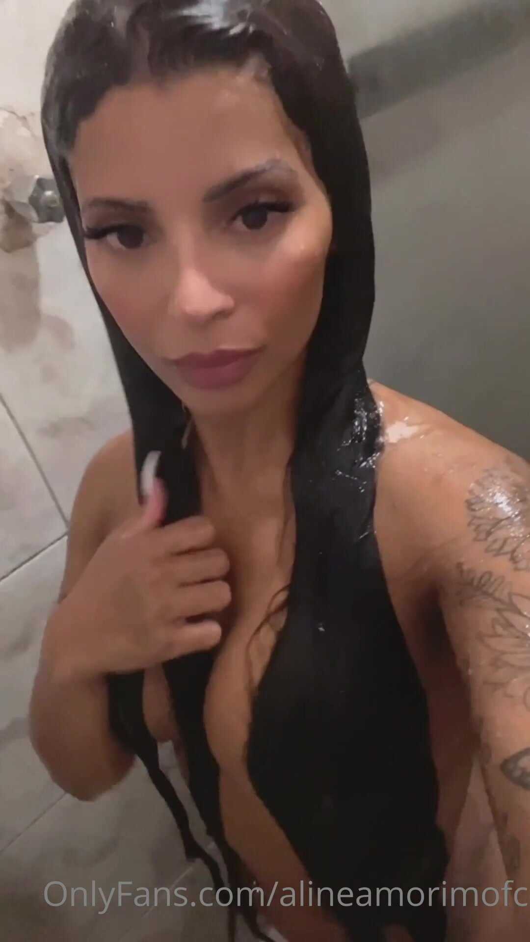 Aline Amorim Naked And All Wet Showing Off In The Shower Cnn Amador