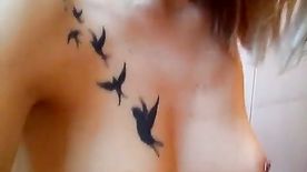 Novinha Tatuada Nua Caiu Na Net Exibindo Seios e Sua Linda Bucetinha