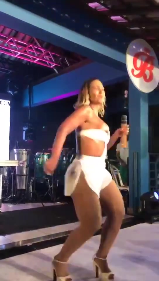 Valesca Popozuda Pagando Peitinho Durante Show Em Comunidade Do Rio De