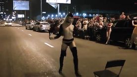 Stripper Russa Anima Torcida Durante Corrida Noturna e Vai Parar na Internet