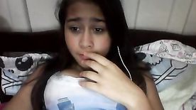 Novinha Gatinha Fica Com Vergonha Mas Mostra Seus Peitinhos na Webcam