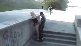 Sexo na Escadaria do Parque Casal Safado Transando Em Local Publico