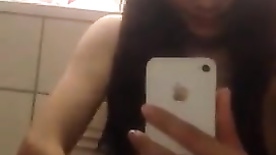Ninfeta asiática masturbando xotinha e filmando com Iphone