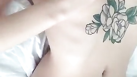 Branca ninfeta tatuada mostrando corpinho delicioso