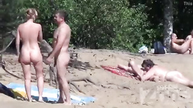 Blowjob in the nudist sand 1 - videosadultos18.com