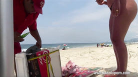 MARRIED WOMAN TEASING A WORKER ON THE BEACH - BRAZILXPORN.COM