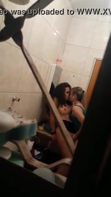 Duas Amigas Safadas Se Pegando No Banheiro Da Festa Cnn Amador