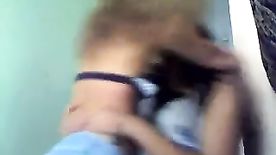 Duas gatinhas lesbicas se beijando na webcam