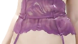 Novinha linda exibindo seu corpo lindo cheia de tesão querendo foder muito