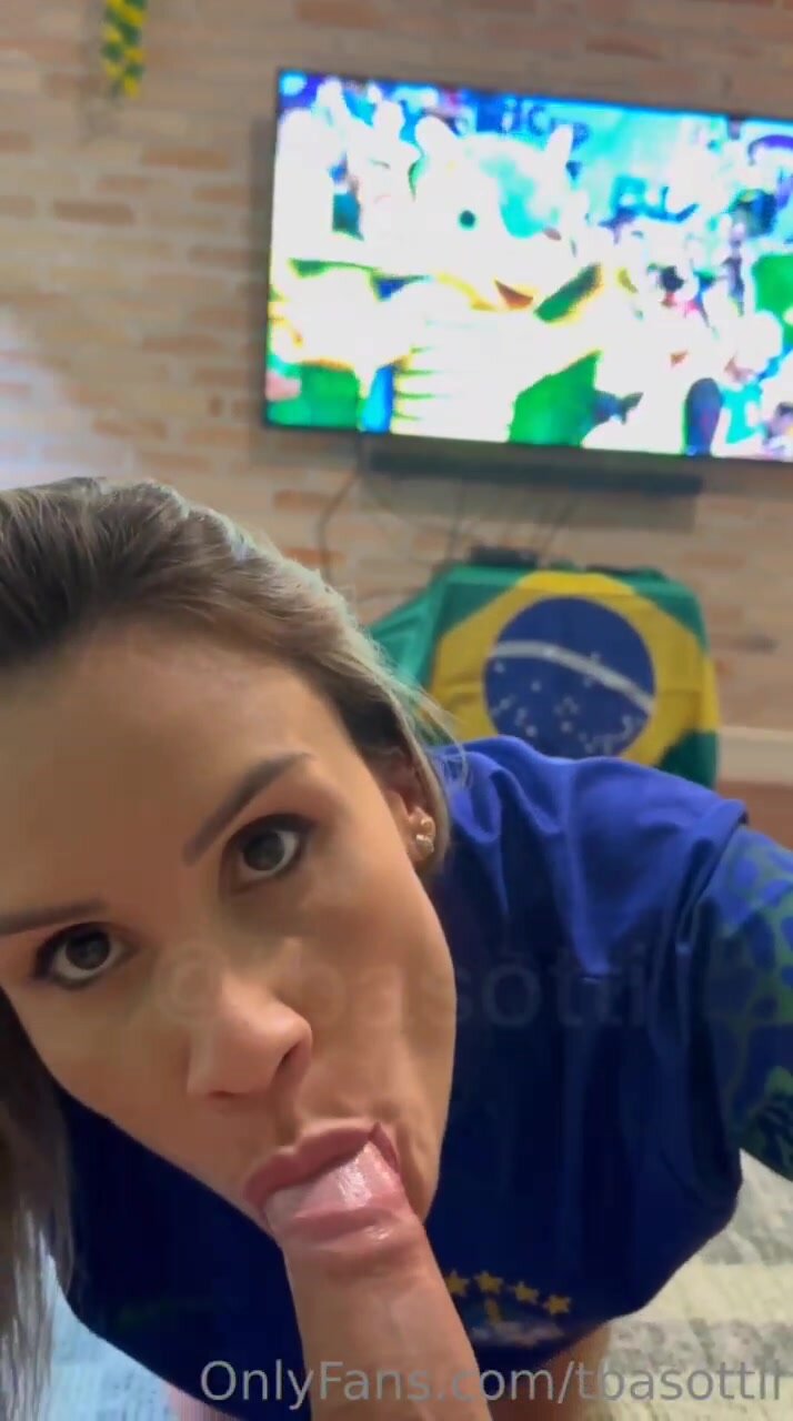 Torcedora do Brasil faz boquete e acaba levando gozada na buceta (Parte 1)  foto foto