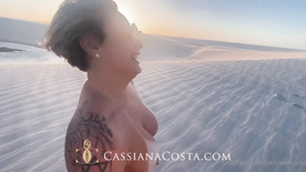 Cassiana Costa fica pelada nas dunas e depois vai fazer uma putaria com casal amador