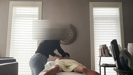 Flagra of the masseuse playing handjob on the client's penis
