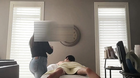 Flagra of the masseuse playing handjob on the client's penis