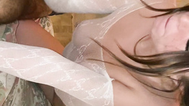 morena linda fazendo uma chupeta e recebendo porra na boca