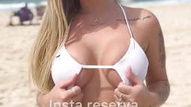 Mariana Ladeira, loira peituda mostrou os peitos no meio da praia