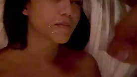 Karlyane levando uma esporrada e ficando com a cara cheia de gozo
