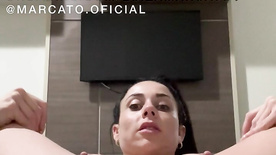 Luiza Marcato pelada mostrando a buceta com o cu piscando