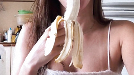 Safira Prado paying a blowjob on banana