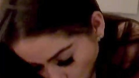 Ana Geroldiana pagando um boquete e lambendo a pica do comedor