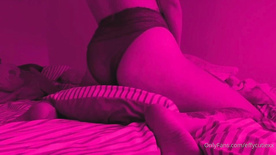 Effycutiexx pelada se masturbando na cama com o travesseiro