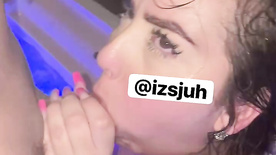 Izsjuh pagando um boquete molhado na hidromassagem do motel