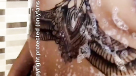 Nursh pelada molhadinha e safada mostrando tudo no banho