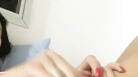 Duda Mesquita nua masturbando a buceta meladinha de tesão