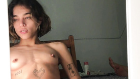 Lorena Savoia pelada masturbando a buceta e fumando maconha