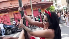 Kau Martini mostrando a buceta na parada gay