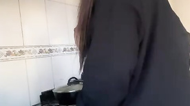 Shayenne pelada mostrando a buceta enquanto faz o almoço