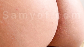 Samyof mostrando sua bunda grande e sua buceta deliciosa e molhada