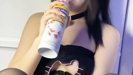 Jenniezinha caindo de boca na piroca cheia de chantilly e mamando com gosto