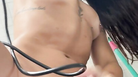 Amira Fit mostrando a buceta enquanto seca o cabelo depois do banho