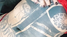 Beea314 pelada mostrando sua buceta pequena e toda tatuada