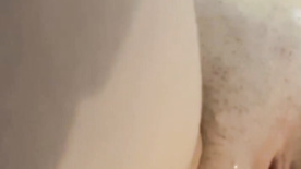 Lauren Elizabeth pelada mostrando sua buceta toda esporrada depois do sexo