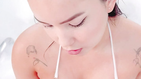 Lina Nakamura fazendo uma espanhola deliciosa em seus peitos molhados