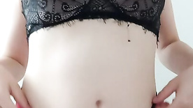 Tia Lari pelada brincando com seus peitos naturais dos mamilos grandes