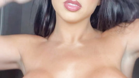 Luiza Macarto apertando seus peitos de silicone gigantes