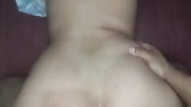 Mel Miranda falando no celular com o corno enquanto fode com o amante