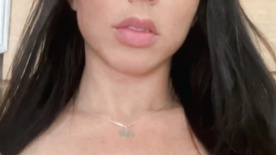 Luiza Macarto mostrando seus peitos gigantes bem safadinha