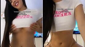 Juliana bonde de calcinha esfregando a bucetinha com os dedos