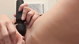 Debora Peixoto nua com dois paus de borracha se masturbando excitada