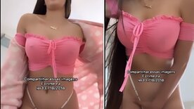 Juliana bonde pelada esfregando a mão no grelo gostoso e molhado