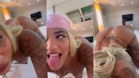 Video of naked rapper Nabrisa showing off in bed