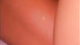 Maldinni gostosa da pepeca molhada esfregando a xoxota em um porno delicioso