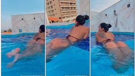 Paulinha S2 showing her ass in the pool