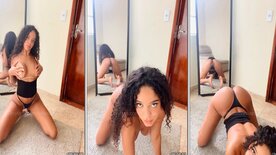 Novinha Evilena de quatro com micro calcinha no espelho