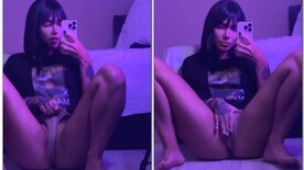 Come and see the brunette with bangs showing her pussy in the mirror with her legs open