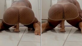 Babalu pelada masturbando a buceta com pau de borracha
